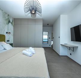 4 bedroom villa with infinity pool and sea views in Crikvencia, Rijeka, sleeps 8